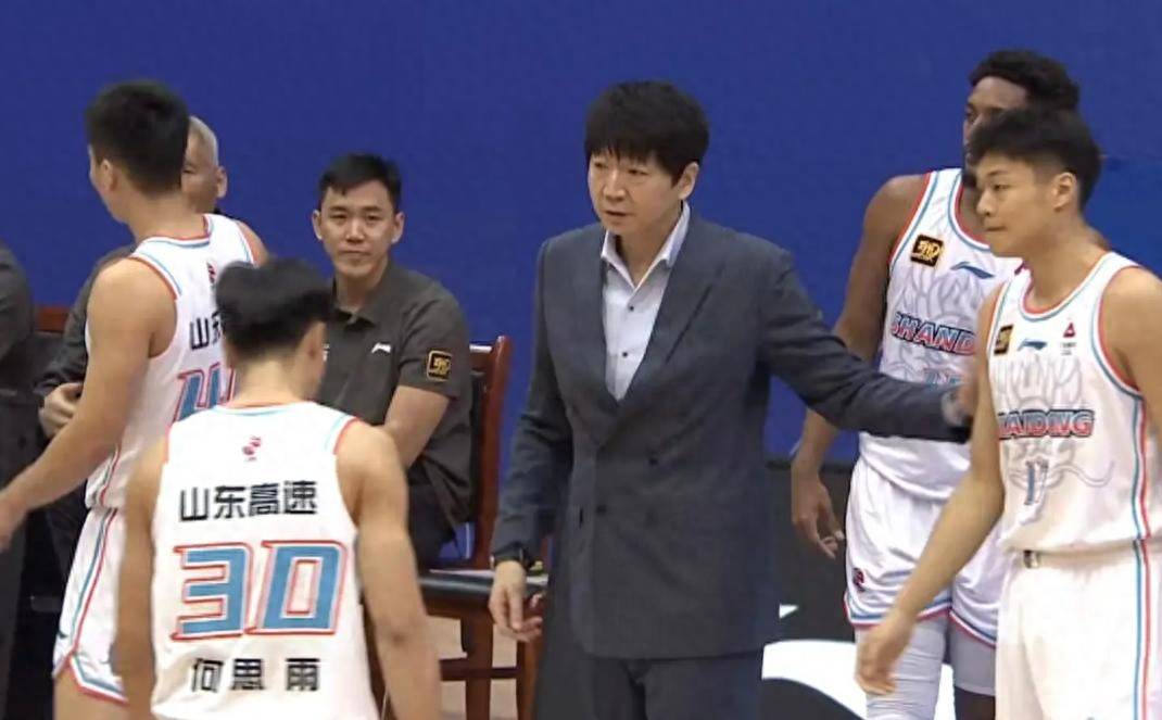 球员因个人原因离队，球队调整人员