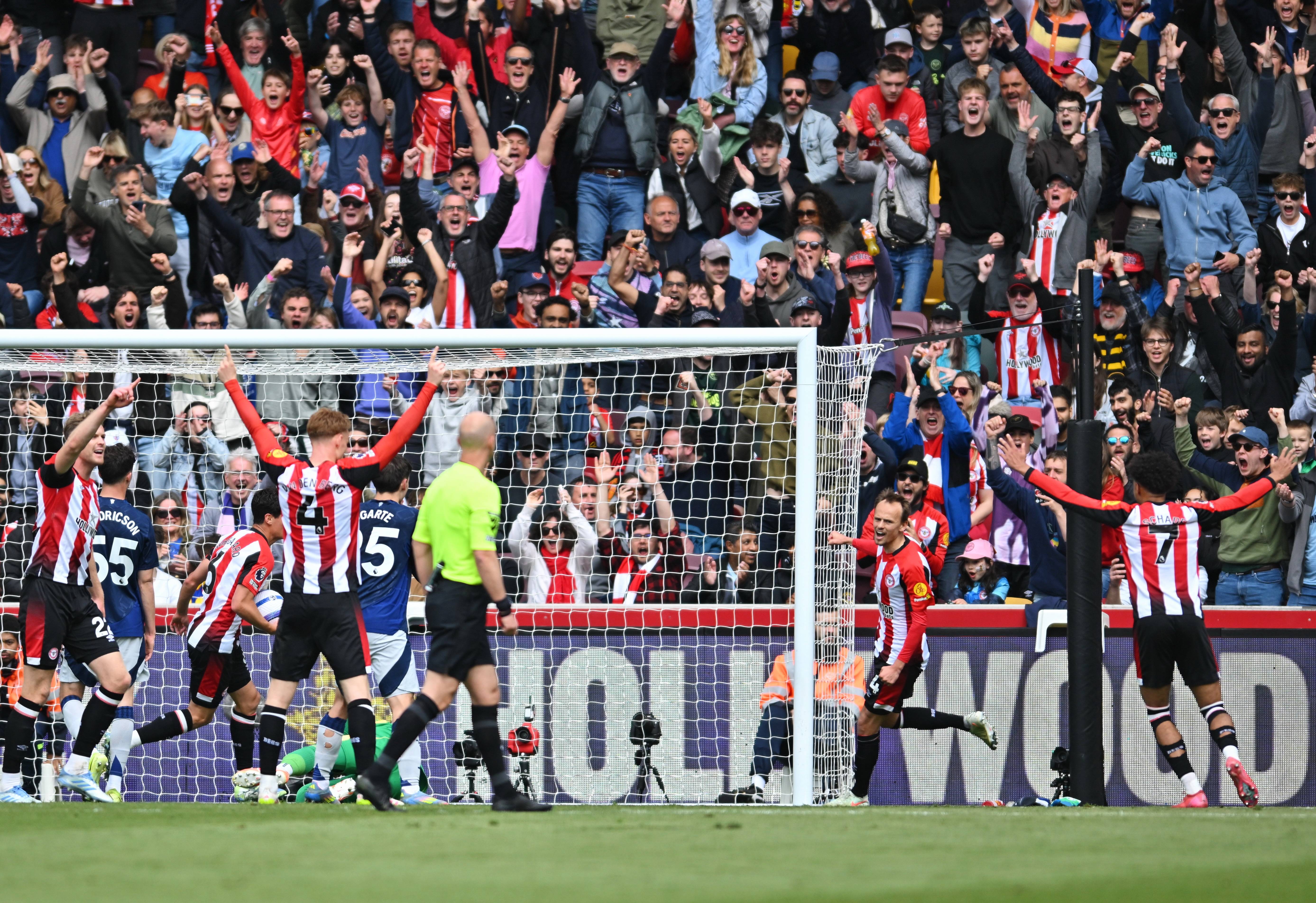 关于曼联客场不敌强敌，排名继续下滑的信息