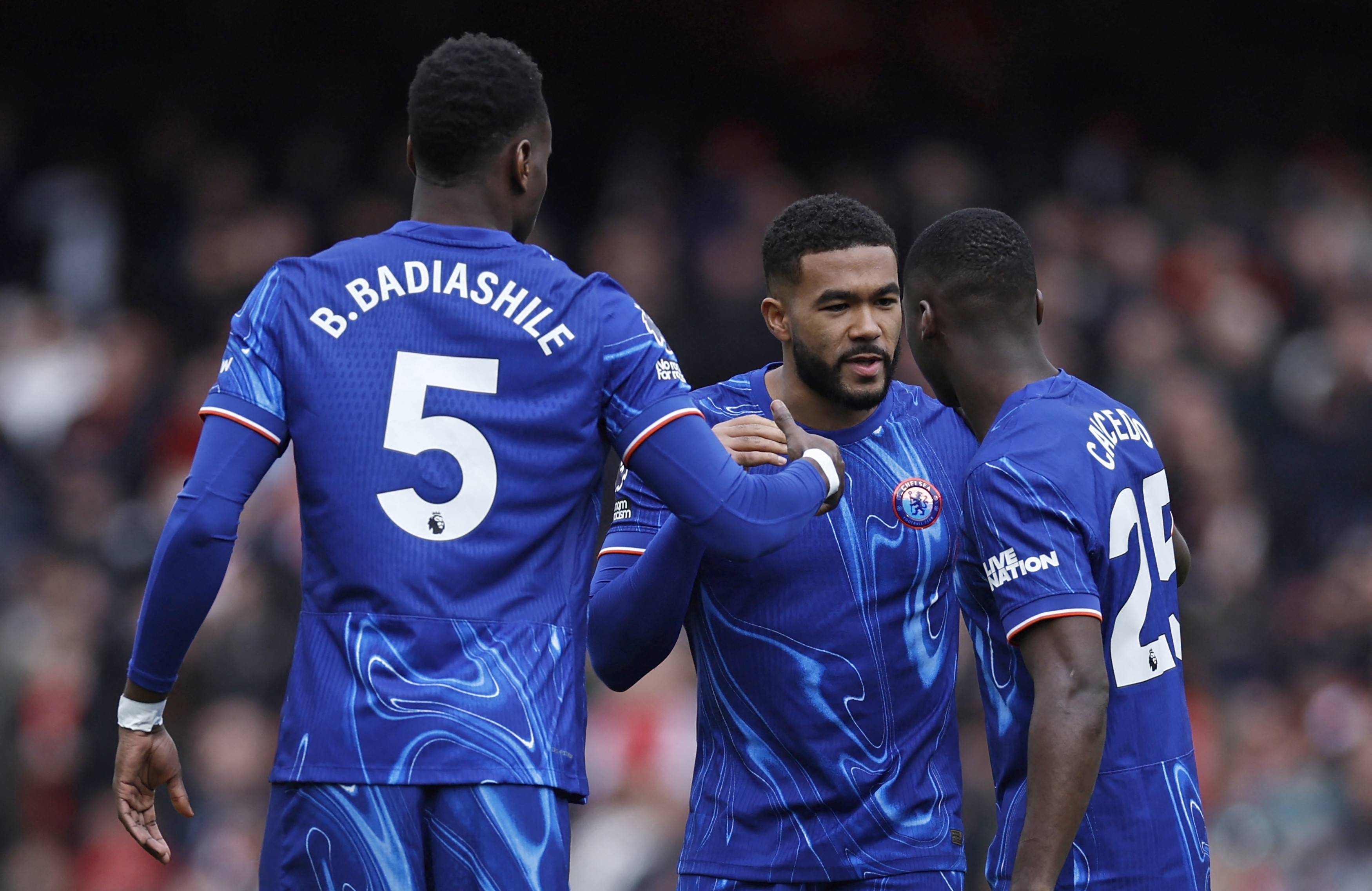 巴塞罗那足球俱乐部召开新闻发布会,宣布引进世界级球星的简单介绍 巴塞罗那足球俱乐部召开新闻发布会,宣布引进世界级球星的简单介绍