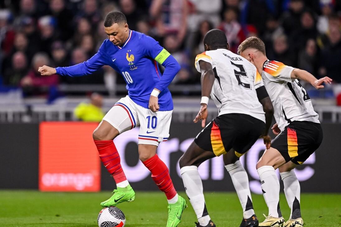 顶级足球对决，激烈角逐持续